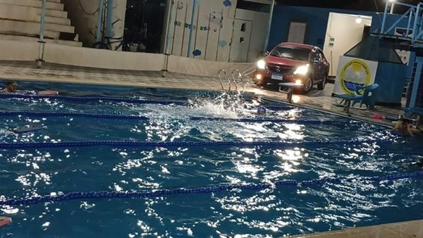 مدرب سباحة يدرب لاعبيه