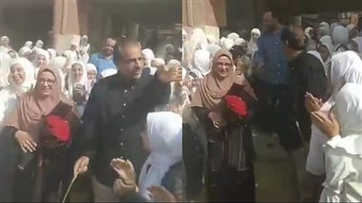 وفاءً لها.. طالبات مدرسة إعدادية ببني سويف ينظمن ممرا شرفيا لمعلمة لبلوغها سن التقاعد 