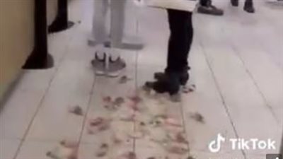 مواطن يقتحم ماكدونالدز ببريطانيا ويلقي فيه عشرات الفئران: تبًا لإسرائيل