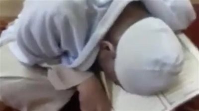 كان صائما.. وفاة شيخ أثناء تلاوة القرآن الكريم داخل أحد المساجد بالمنيا | بث مباشر 