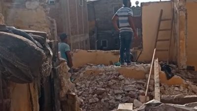 سكان العقار المائل بالإسكندرية يستغيثون: بقالنا 3 أيام نايمين في الشارع | بث مباشر 