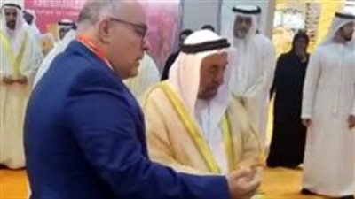 القاسمي يتفقد جناحي هيئة الكتاب ودار الكتب بمعرض الشارقة الدولي 