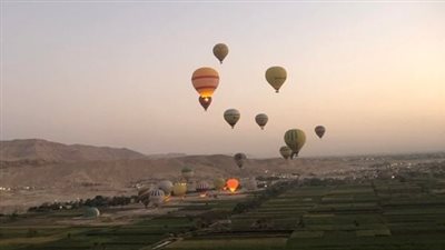انطلاق 55 رحلة بالون طائر تقل على متنها 1100 سائح بسماء الأقصر 