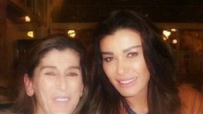 خروج والدة نادين الراسي من المستشفى بعد إصابتها بالشلل النصفي 