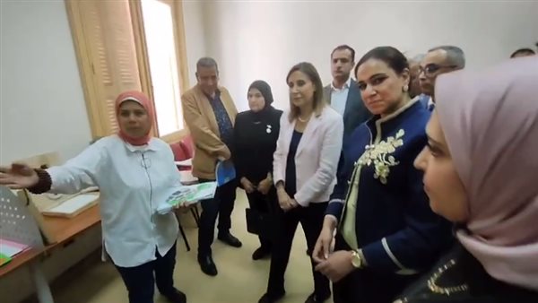 الوزيرة خلال الجولة