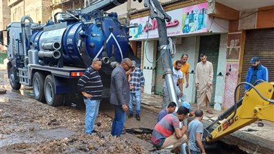 محافظة الجيزة: الدفع بـ 16 شفاط مياه ومعدة لرفع الآثار الناجمة عن كسر خط مياه بمركز أوسيم 