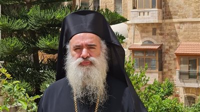المطران عطا الله حنا لـ القاهرة 24: من يتمكن من الوصول للقدس خلال الحرب يستقبل معنا النور المقدس