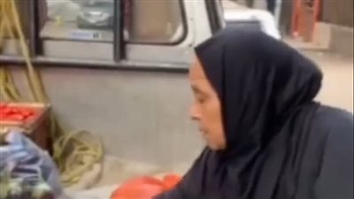 مسنة تساعد زوجها في نقل الخضار بأسواق الجيزة: لازم الست تساعد جوزها.. ونفسي في عمرة |بث مباشر