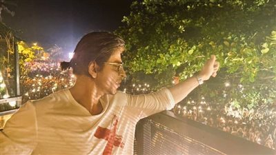 المئات يحتشدون أمام منزل شاروخان للاحتفال بعيد ميلاده الـ 58.. والتجمهر ينتهي بكارثة 