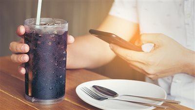 تزيد الإصابة بالسكتة الدماغية.. دراسة تكشف خطورة المشروبات الغازية دون السعرات الزائدة 