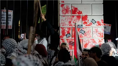  متظاهرون يلطخون أبواب البيت الأبيض في واشنطن بالطلاء الأحمر