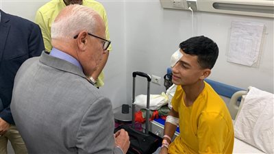 بوكيه ورد ومستلزمات معيشة.. محافظ بورسعيد يزور مصابي غزة خلال تلقيهم العلاج: حالتهم الصحية أفضل