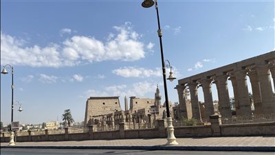 أجواء غائمة جزئيا بالأقصر وسط تدفق سياحي ملحوظ بالمدينة | صور 