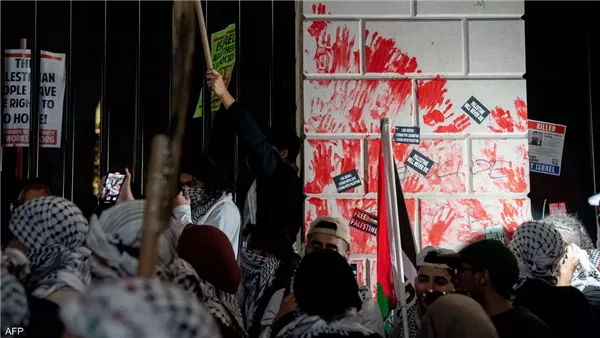 المتظاهرون لطخوا