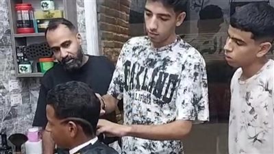 حلاق بالسويس يُدرب الشباب مجانًا: بعلّمهم صنعة علشان يحسنوا دخلهم.. والأرزاق على الله| بث مباشر
