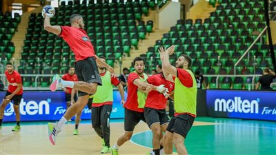 فريق يد الأهلي رجال ينهي مرانه الرئيسي استعدادًا لمباراة النور السعودي