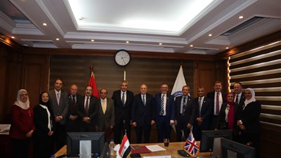 أمين الأعلى للجامعات يرأس اجتماعًا مع وفد كلية الجراحين الملكية بإنجلترا