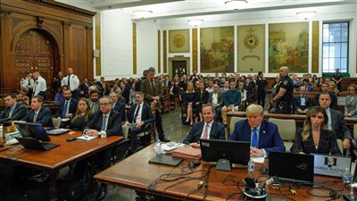 لحظة استثنائية.. ترامب يصعد إلى منصة المحاكمة في اتهامه بالاحتيال بنيويورك