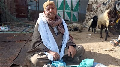 بيغزلها بإيده.. حكاية عم عابدين أقدم صانع طواقي صوف ببني سويف| فيديو 