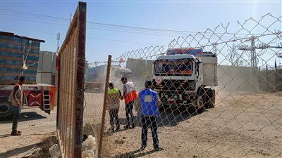 الهلال الأحمر المصري يسلم الجانب الفلسطيني 93 شاحنة مساعدات جديدة