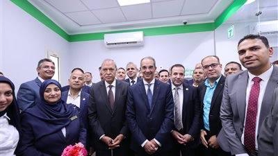 وزير الاتصالات يتفقد أعمال مد كابلات الألياف الضوئية وإطلاق خدمات الإنترنت فائق السرعة بقريتين بالقليوبية