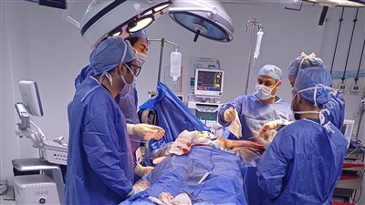 استمرت 12 ساعة.. أطباء مصريون ينجحون في إجراء جراحة دقيقة لصغيرة فلسطينية عمرها 6 سنوات | خاص 