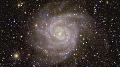 تبعد 240 مليون سنة ضوئية عن الأرض.. علماء يلتقطون صورا جديدة لمجرات متلألئة