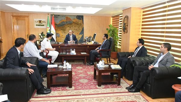 محافظ الفيوم يناقش
