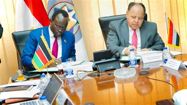 وزير المالية مع نظيرة