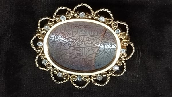 دبوس صدر من مقتنيات