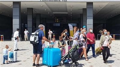 انتعاشة سياحية.. 24 ألف سائح يصلون مطاري مرسى علم والغردقة اليوم | بث مباشر