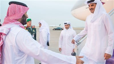 ولي العهد السعودي يستقبل أمير دولة قطر خلال وصوله إلى الرياض
