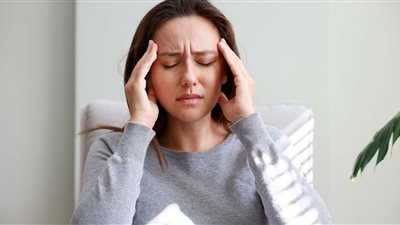 أحدها قد يعني الإصابة بورم في المخ.. ما هي أسباب الإصابة بالصداع الصباحي؟