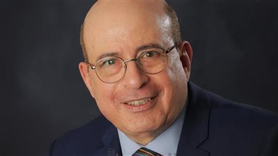 القاهرة 24 ينفرد بأول حوار لـ الدكتور هاني عتيبة رئيس الكلية الملكية للأطباء.. ويكشف تفاصيل منافسة طبيب الملكة إليزابيث