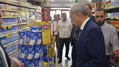 محافظ القليوبية يجري جولة مفاجئة لمُتابعة الالتزام بتطبيق مبادرة تخفيض أسعار السلع الأساسية