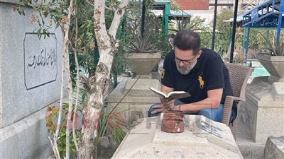 وولد صالح يدعو له.. محمد محمود عبد العزيز يزور قبر الساحر قبل حلول ذكرى وفاته السابعة غدًا