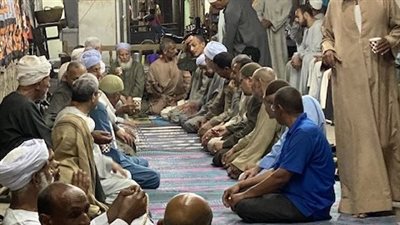 كله فالمدد هايم.. شوارع الأقصر تتزين بحلقات الذكر حبا في الحسين وآل البيت | صور