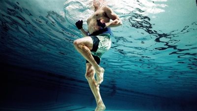 تمارين لخشونة الركبة في الماء.. احرص على المشي في حمام السباحة