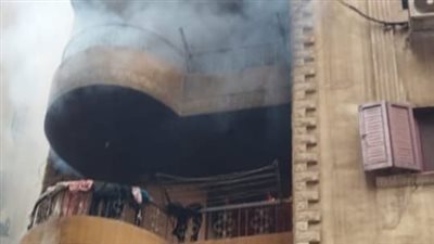 حريق عقار سكني بفيصل وقوات الحماية المدنية تحاول السيطرة | صور