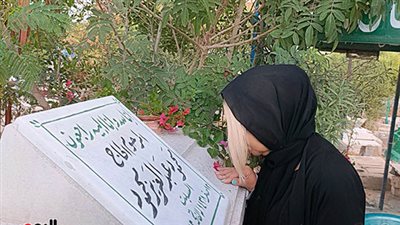 بوسي شلبي تزور قبر محمود عبد العزيز في الإسكندرية وتطالب بالدعاء له