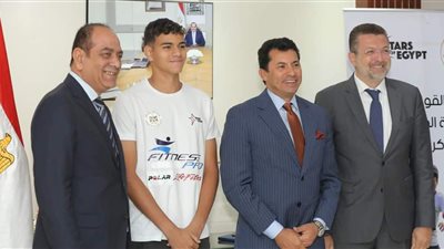 وزير الرياضة يهنئ محمد الشاهد لانضمامه رسميا إلى رايو فاليكانو الإسباني 