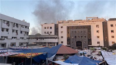مجمع الشفاء الطبي بغزة: المستشفى محاصر بالدبابات الإسرائيلية.. وبعض النازحين خرجوا وتم استهدافهم 
