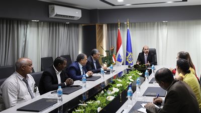 محافظ أسوان يلتقي وفد وزارة التربية والتعليم لبحث جمع المخلفات البلاستيكية وإعادة تدويرها