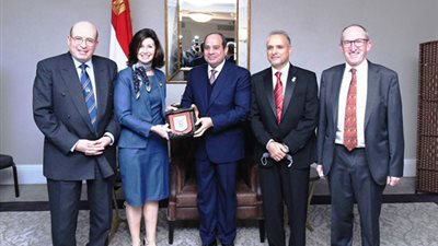 ماذا دار بين الرئيس السيسي والدكتور هاني عتيبة عند لقائهم؟ العالم المصري يجيب