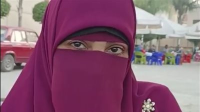 قصة نجاح صغيرة ولدت دون ذراعين.. ووالدتها: بتاكل وبتشرب وبتكتب برجليها | بث مباشر 