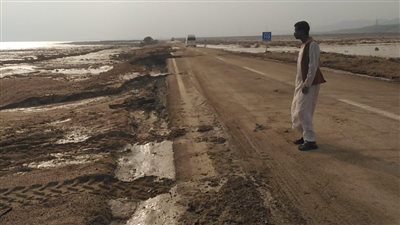 السيول تتسبب في نحر الطريق الساحلي بمرسى علم | صور