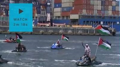 بمظاهرات على الشاطئ وبمراكب بالبحر.. أستراليون يعترضون سفينة إسرائيلية ويمنعونها من الخروج محملة بالأسلحة باتجاه غزة