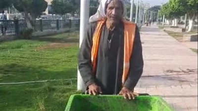 قصة كفاح عم محمد عامل نظافة بالمنيا: عندي 4 عيال واحد منهم في طب.. وتعبت كتير بعد وفاة زوجتي | بث مباشر