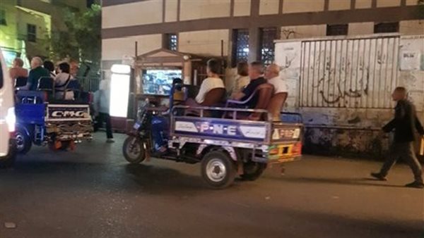 السائحين بالتكاتك