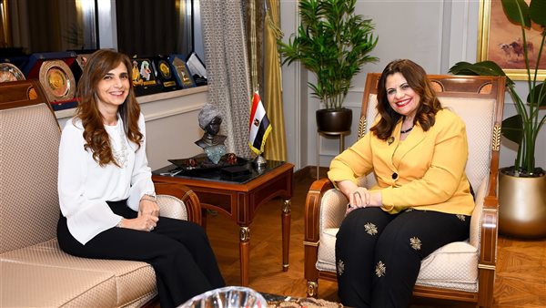 وزيرة الهجرة مع القنصل